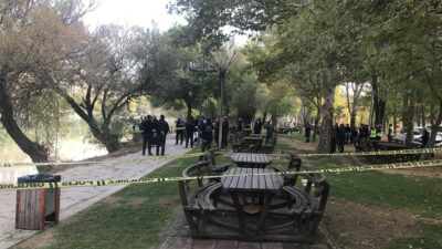 Malatya'da mesire alanındaki gölette temizlik yapan işçiler, suda hareketsiz halde