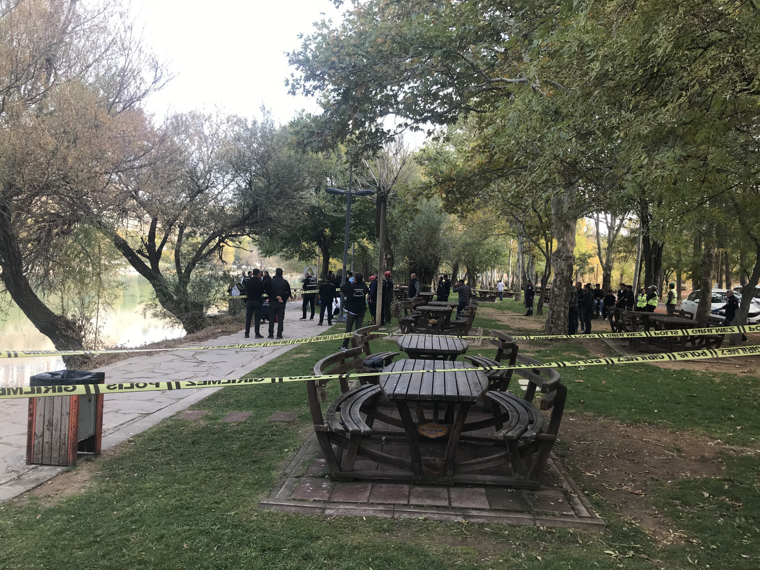 Malatya'da mesire alanındaki gölette temizlik yapan işçiler, suda hareketsiz halde