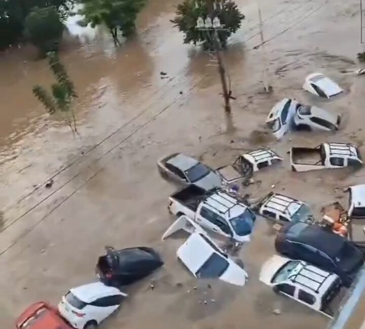 Meksika'da son dönemde etkili olan şiddetli yağışların yol açtığı seller