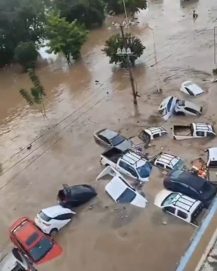 Meksika'da son dönemde etkili olan şiddetli yağışların yol açtığı seller