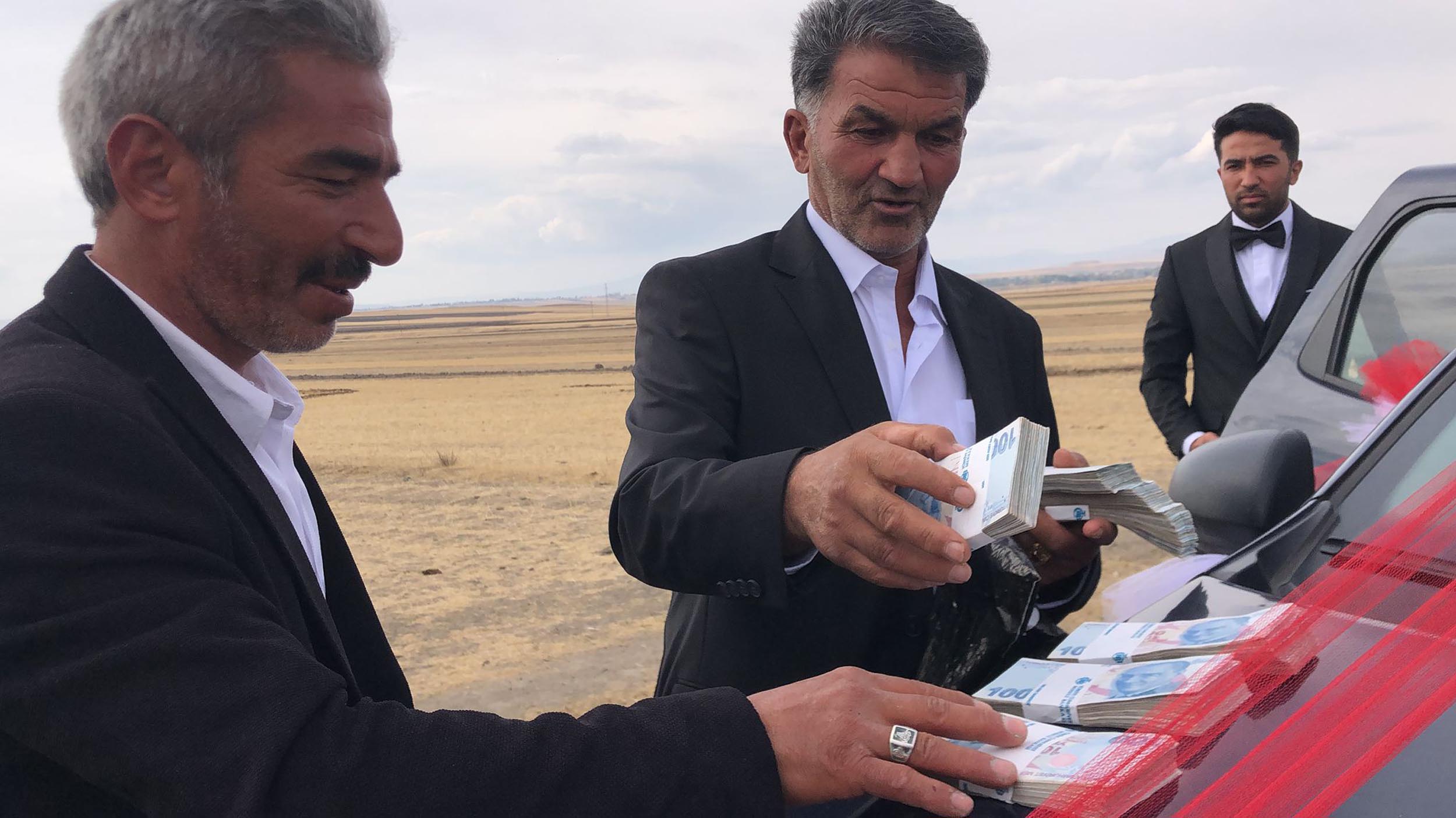 Kars'ın Arpaçay ilçesi Tomarlı köyünde Muhtar Yücer Güler, cami, Kur'an