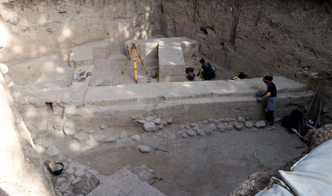 Kazılarda binlerce yıllık sır ortaya çıktı Hatay’ın Reyhanlı ilçesindeki Aççana Höyük kazılarında, M.Ö. 1500-1400 yıllarına ait