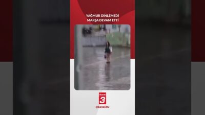 Iğdır’daki İnönü İlkokulu’nda, yağmur altında İstiklal Marşı’nı okuyan bir kız