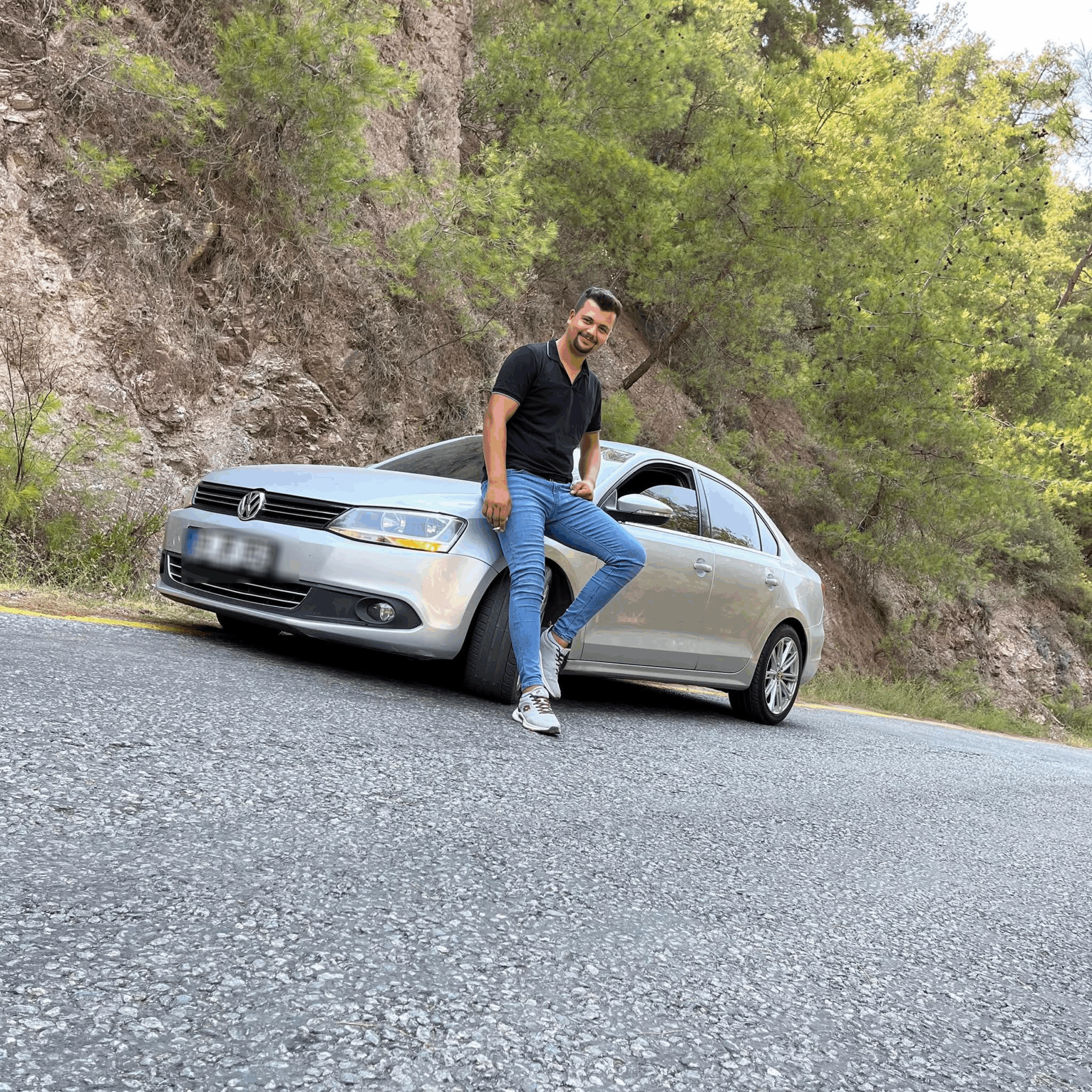 Düğün eğlencesine katılan bir genç, oturduğu sırada bacağına yorgun mermi