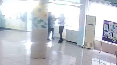 Antalya’nın Alanya ilçesinde bir veli, okul koridorunda sınıf öğretmenine tokat