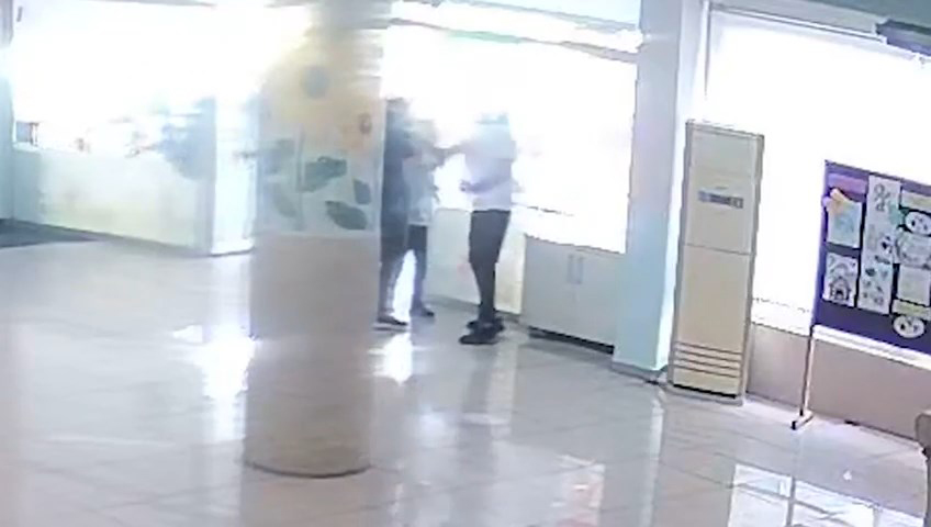 Antalya’nın Alanya ilçesinde bir veli, okul koridorunda sınıf öğretmenine tokat