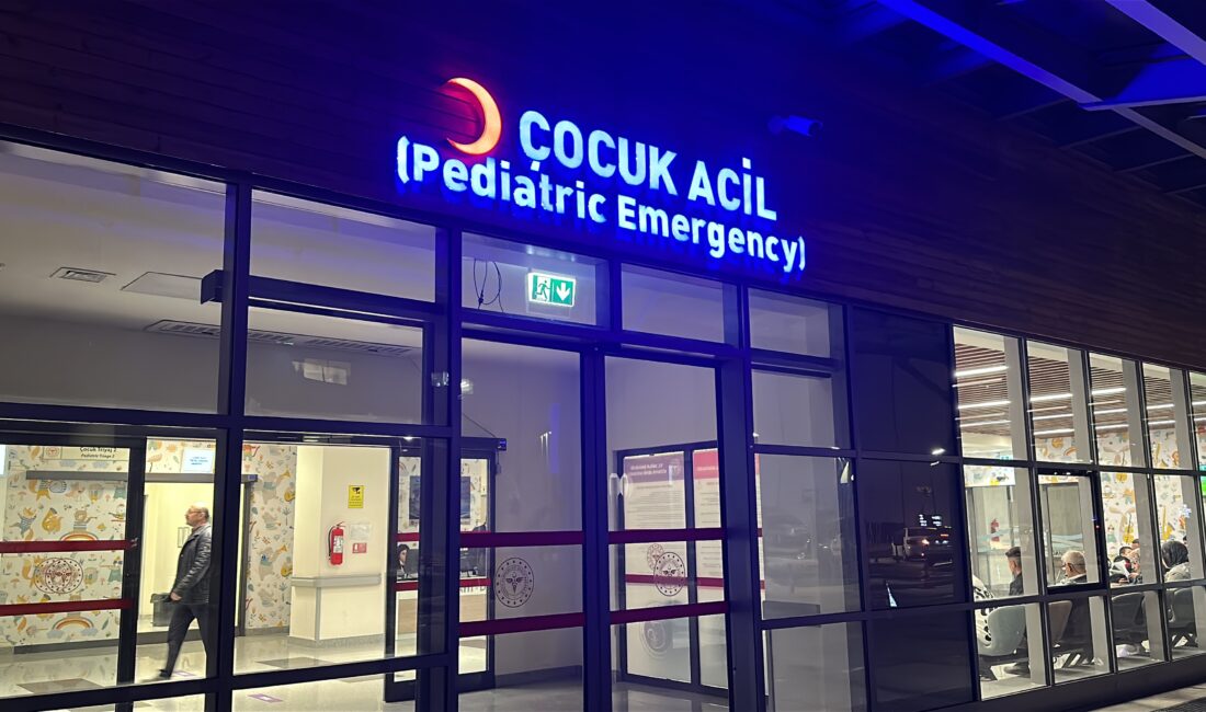 Okul gezisinden dönen lise öğrencileri, yolculuk sırasında mola verdikleri tesiste