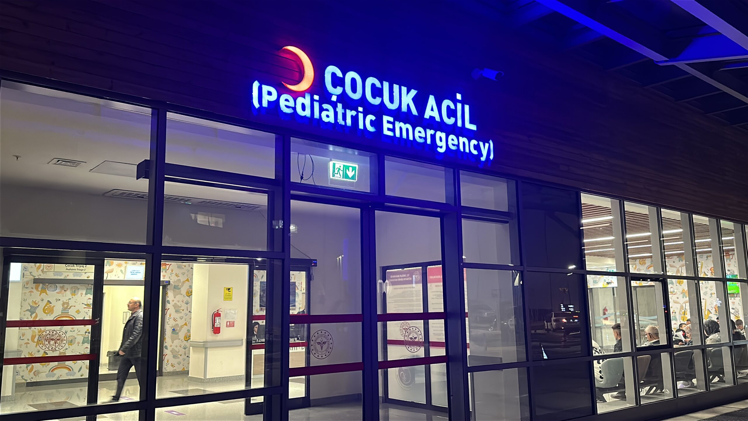 Okul gezisinden dönen lise öğrencileri, yolculuk sırasında mola verdikleri tesiste