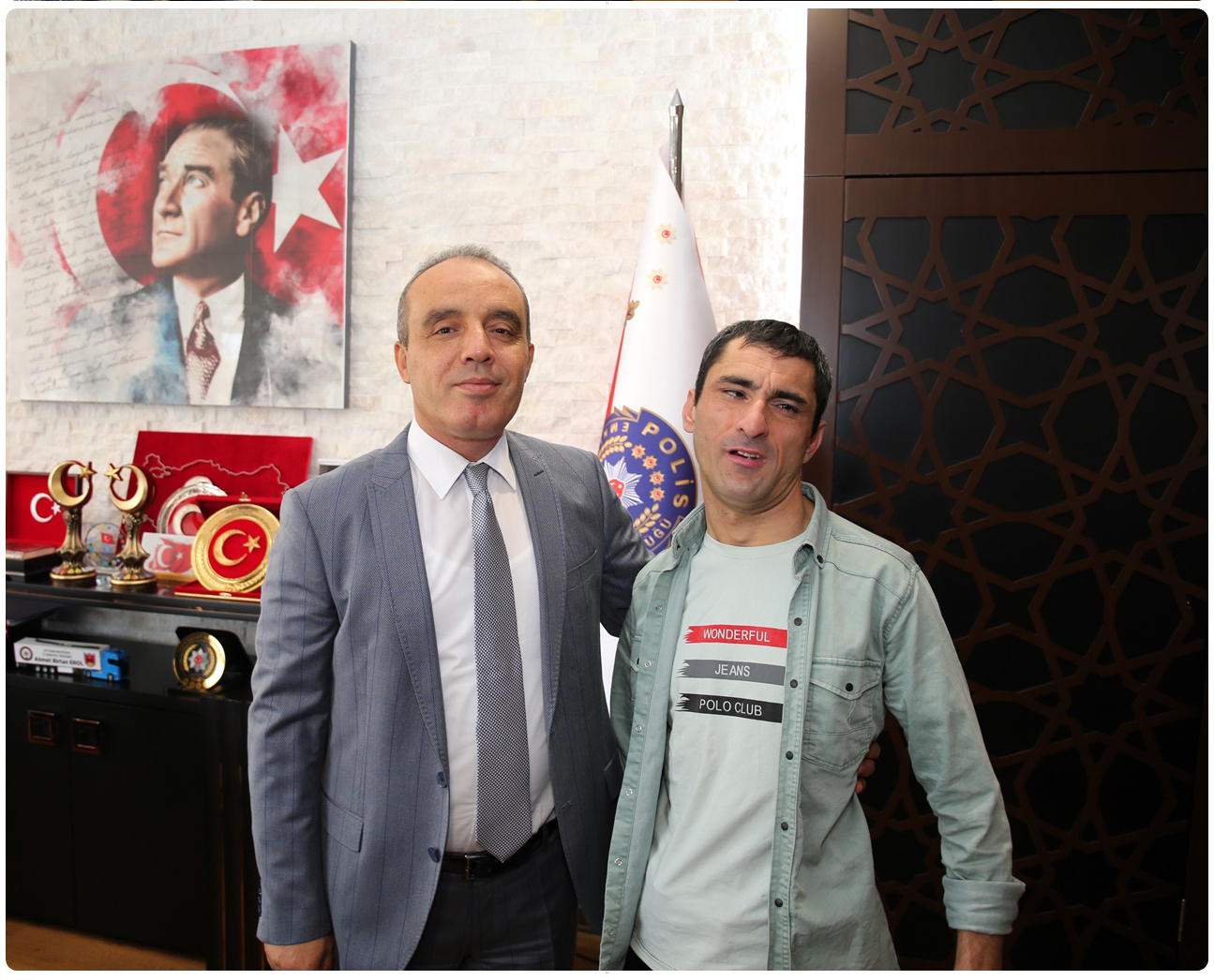 Afyonkarahisar’da otizmli birey Fatih Aslan ve ailesi, İl Emniyet Müdürü