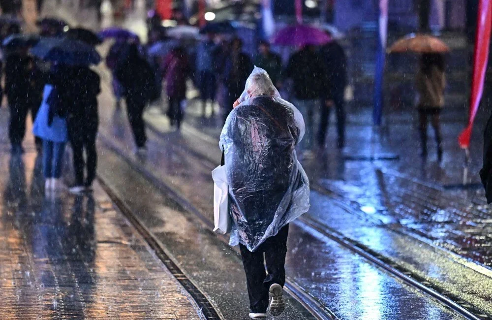 Meteorolojiden yeni uyarı Yurdun büyük bölümünde etkili olan gök gürültülü sağanak yağış bugün