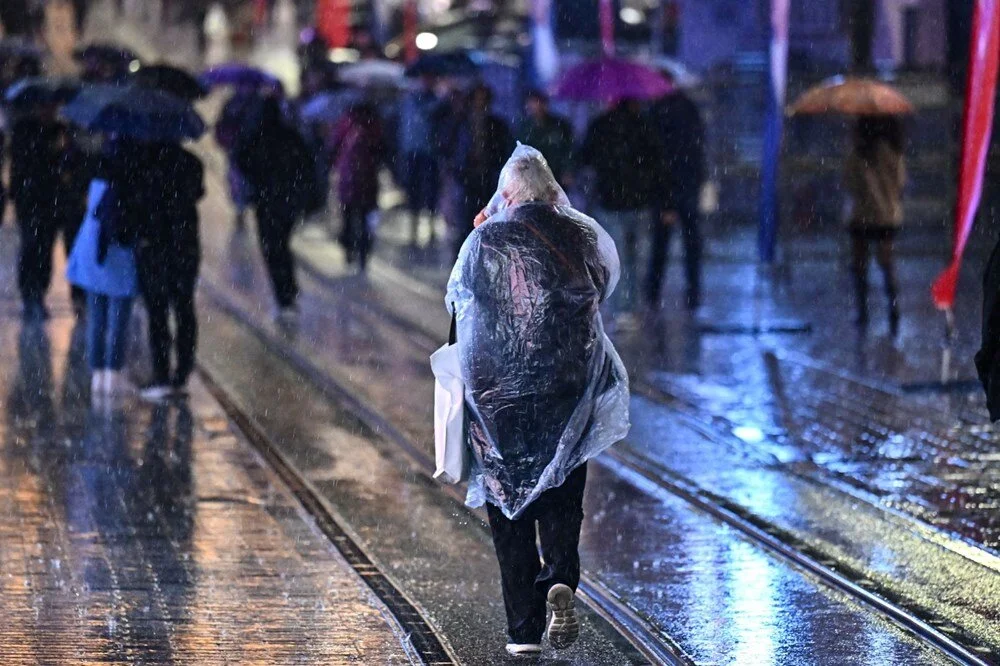 Yurdun büyük bölümünde etkili olan gök gürültülü sağanak yağış bugün