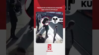 Kayseri Cumhuriyet Meydanı’nda, kulaklığı takılı olan genç kız tramvay yoluna