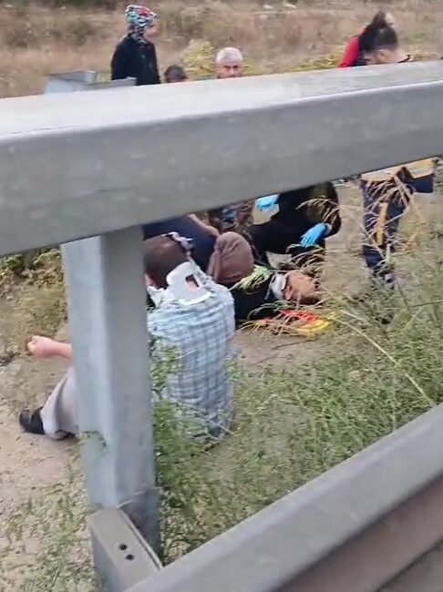 Kayganlaşan yolda kontrolden çıkan otomobil, bariyerleri aşarak su kanalına düştü.