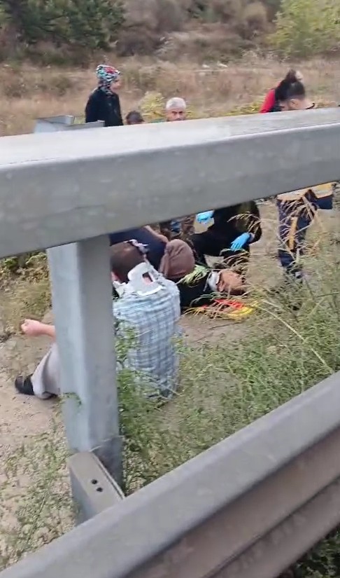 Kayganlaşan yolda kontrolden çıkan otomobil, bariyerleri aşarak su kanalına düştü.