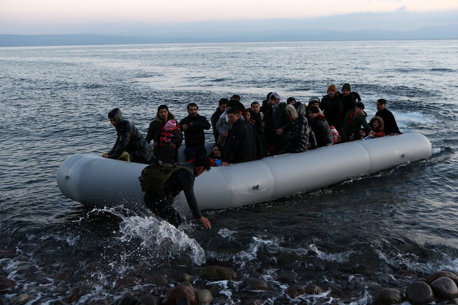 Yunanistan'ın Sakız Adası açıklarında göçmenleri taşıyan bir bot, kayalıklara çarparak