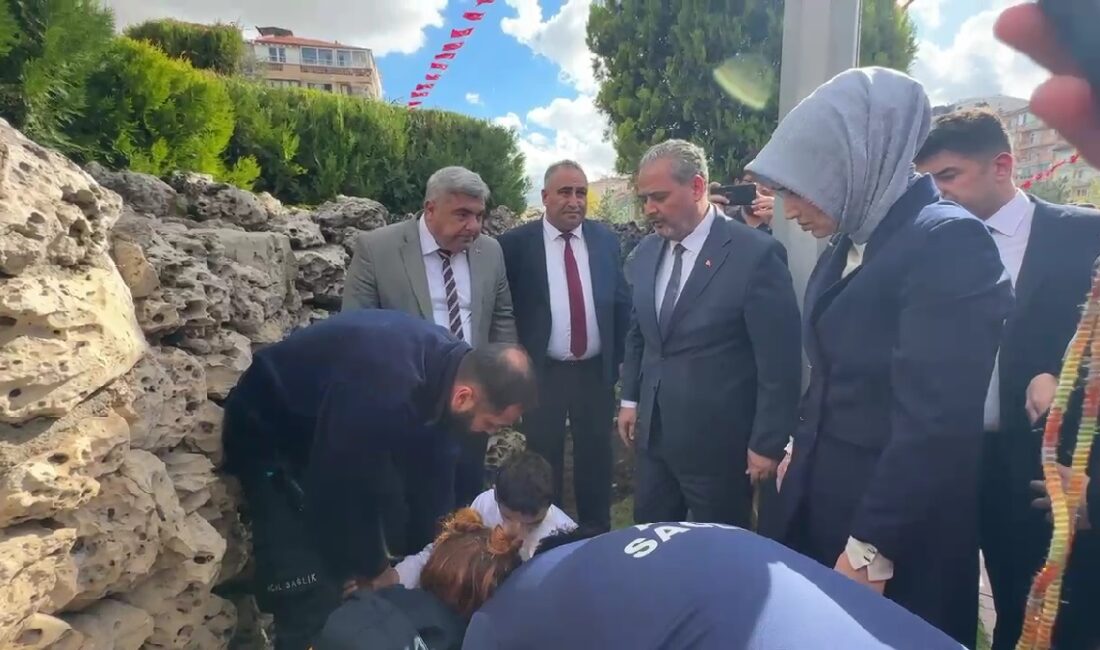 Cumhuriyet’in 102. yılı kutlamaları kapsamında Afyonkarahisar’da gerçekleştirilen Çelenk Sunma Töreni