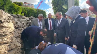 Cumhuriyet’in 102. yılı kutlamaları kapsamında Afyonkarahisar’da gerçekleştirilen Çelenk Sunma Töreni