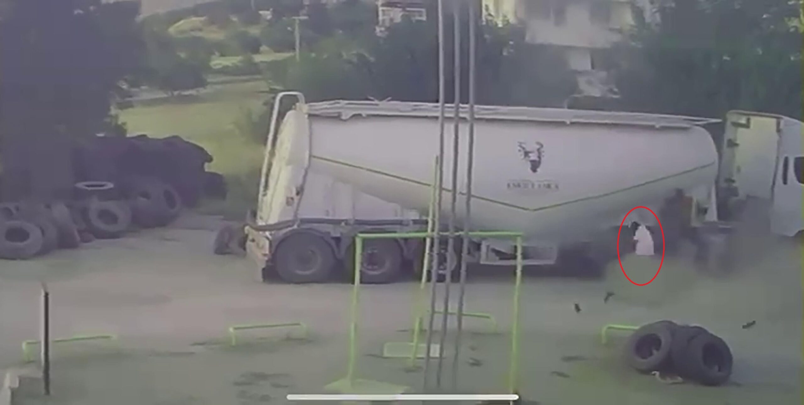 Pertek'te TIR lastiği tamiri sırasında sağlam lastik patladı; izleyen Barış