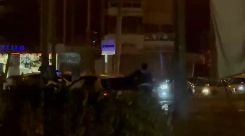 Diyarbakır’da kırmızı ışıkta arıza yapan bir otomobil, kavşakta görevli trafik