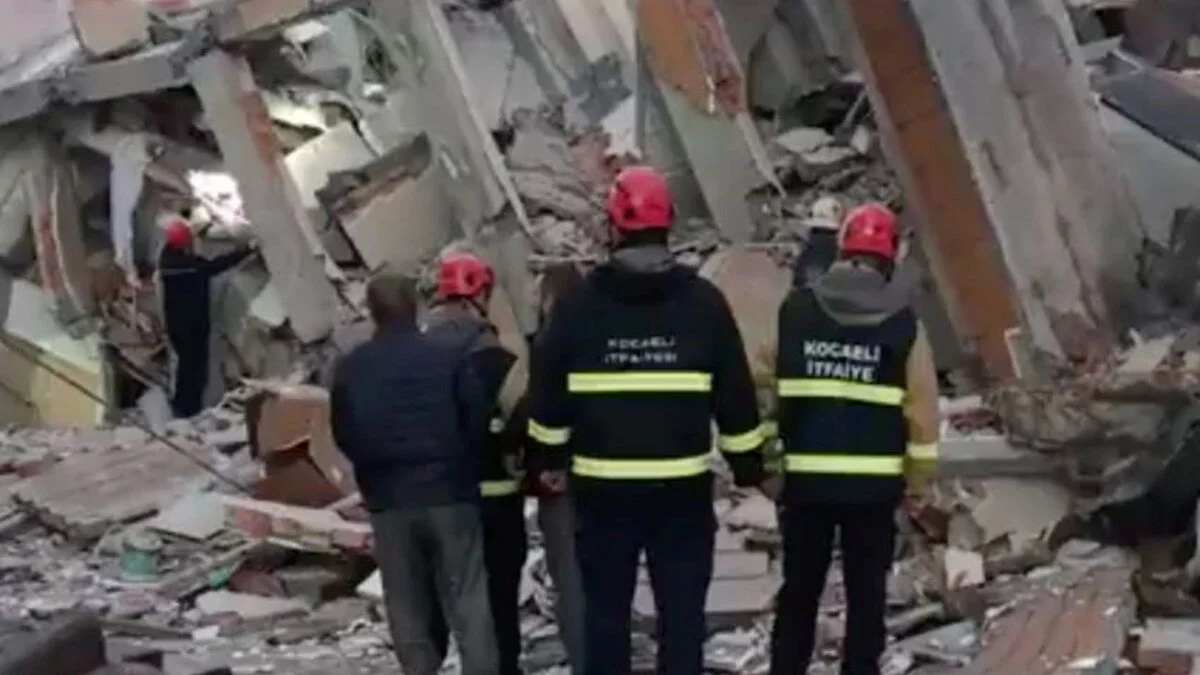 Kocaeli Gebze Güzeller Mahallesi'nde 6 katlı bir bina aniden çöktü.