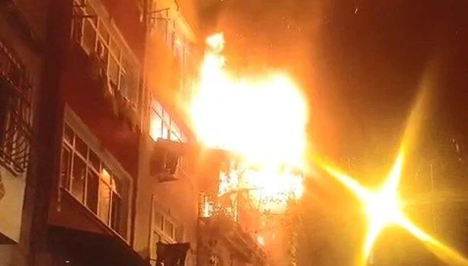 İstanbul Beyoğlu'nda kız isteme töreni sırasında atılan havai fişek, bitişik