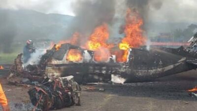 Venezuela’da küçük bir uçak kalkış esnasında düştü. Kazada 2 kişi