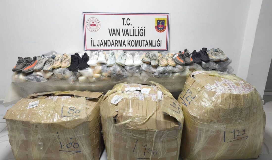 Jandarma ekipleri denetim esnasında rastgele araç durdurdu, arama yaptı. Yapılan