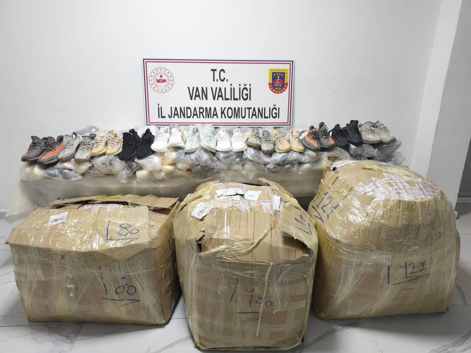 Jandarma ekipleri denetim esnasında rastgele araç durdurdu, arama yaptı. Yapılan