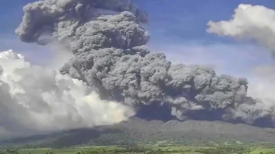 Pasifik Ateş Çemberi'nde bulunan Filipinler'deki Kanlaon Yanardağı, 5 ay aradan