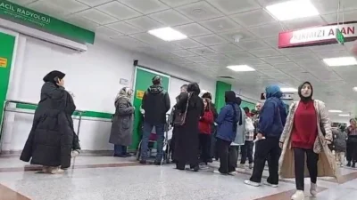 Erzurum Yakutiye'deki ortaokulda son zil sonrası merdivenlerde yaşanan yoğunluk izdihama