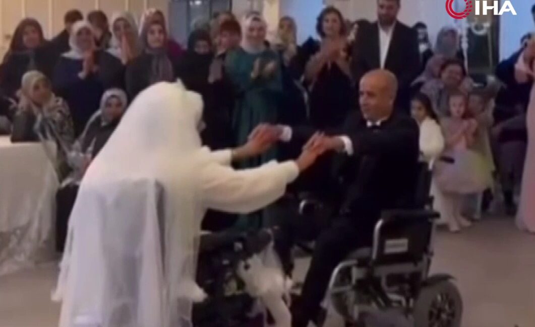 Törende duygusal anların yaşandığı özel gecede, Sevgi Özdemir ve Mustafa