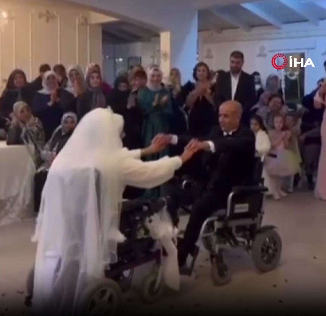 Törende duygusal anların yaşandığı özel gecede, Sevgi Özdemir ve Mustafa