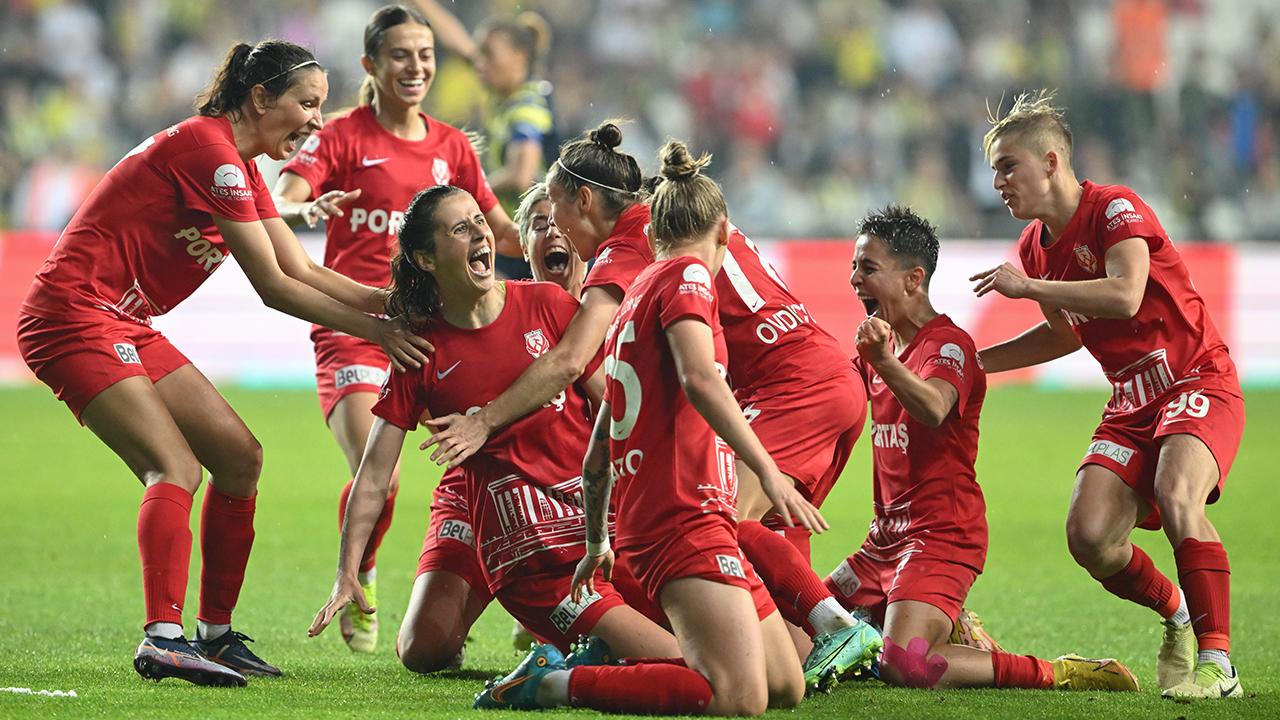 
Kadın Futbol Süper Ligi’nde geçen sezonun şampiyonu ABB Fomget’te Kulüp