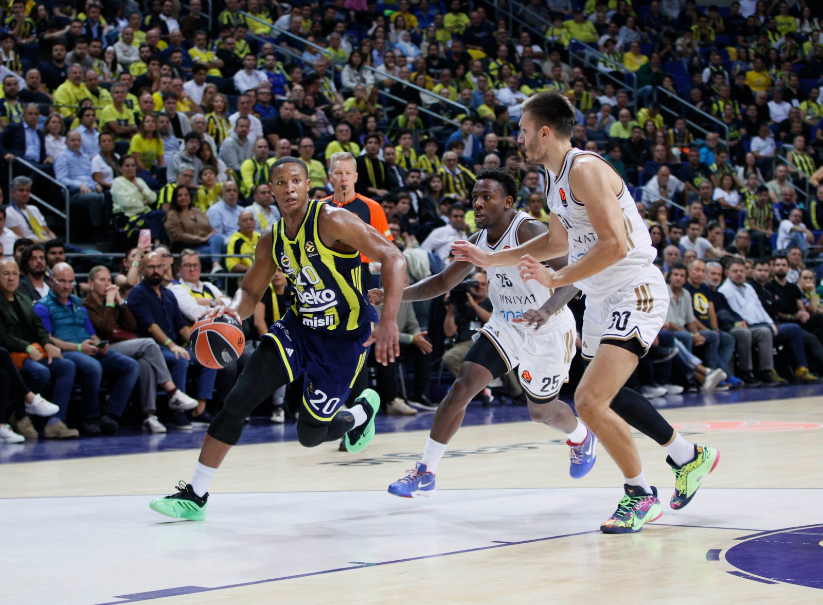 EuroLeague’de son üç maçını kaybeden sarı lacivertli ekip, bu akşam