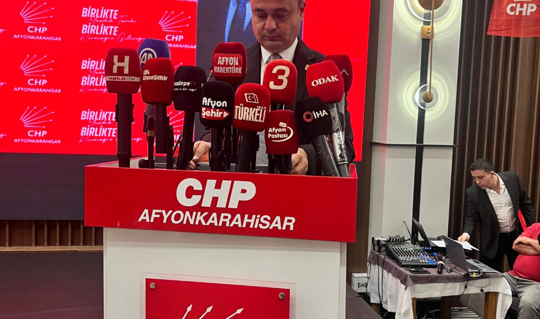 İlk olarak saygı duruşu ve İstiklal Marşı okundu.