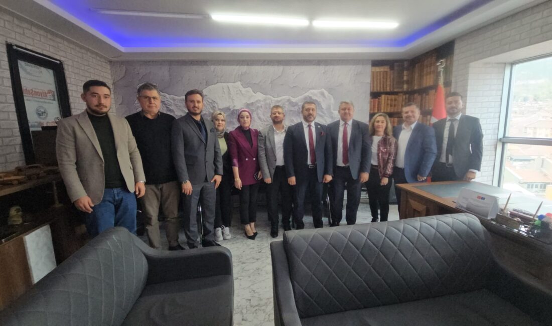 Anahtar Parti Afyonkarahisar İl Başkanı Üzeyir Aladağ ve yönetim kurulu