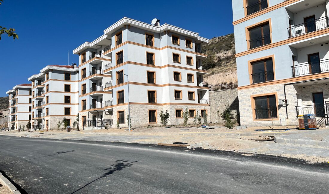 TOKİ’nin Afyonkarahisar’da yürüttüğü toplu konut projesinde teslim süreci başladı. Projeyi