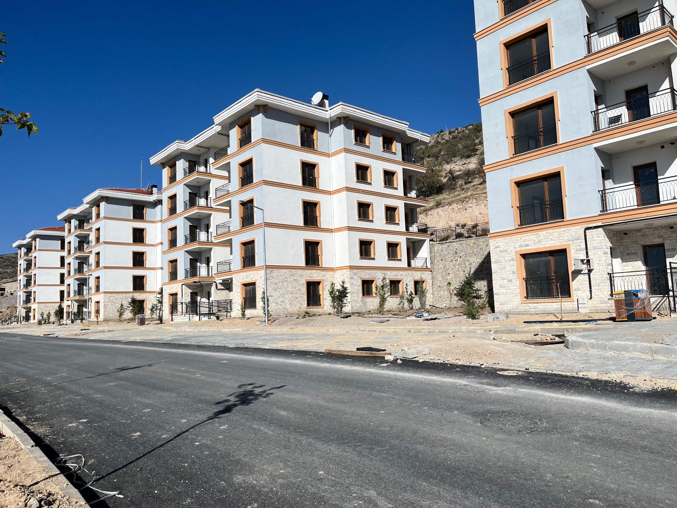 TOKİ’nin Afyonkarahisar’da yürüttüğü toplu konut projesinde teslim süreci başladı. Projeyi