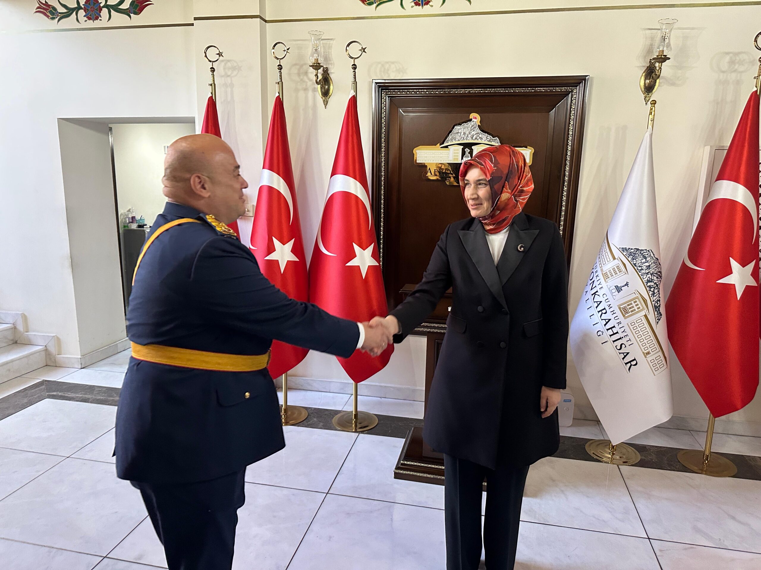 Cumhuriyet’in 102. kuruluş yıl dönümü etkinlikleri kapsamında Afyonkarahisar Valiliği’nde tebrik