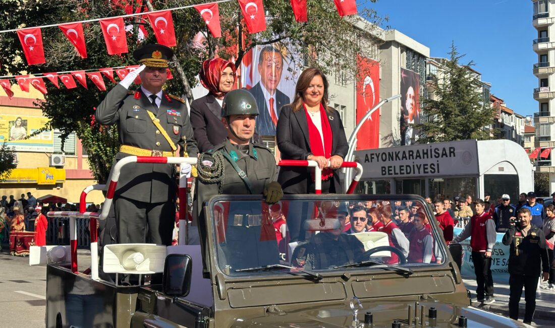 Afyonkarahisar’da Cumhuriyet’in 102. yılı coşkuyla kutlandı Cumhuriyet’in 102. kuruluş yıl dönümü dolayısıyla Afyonkarahisar Cumhuriyet Meydanı’nda düzenlenen