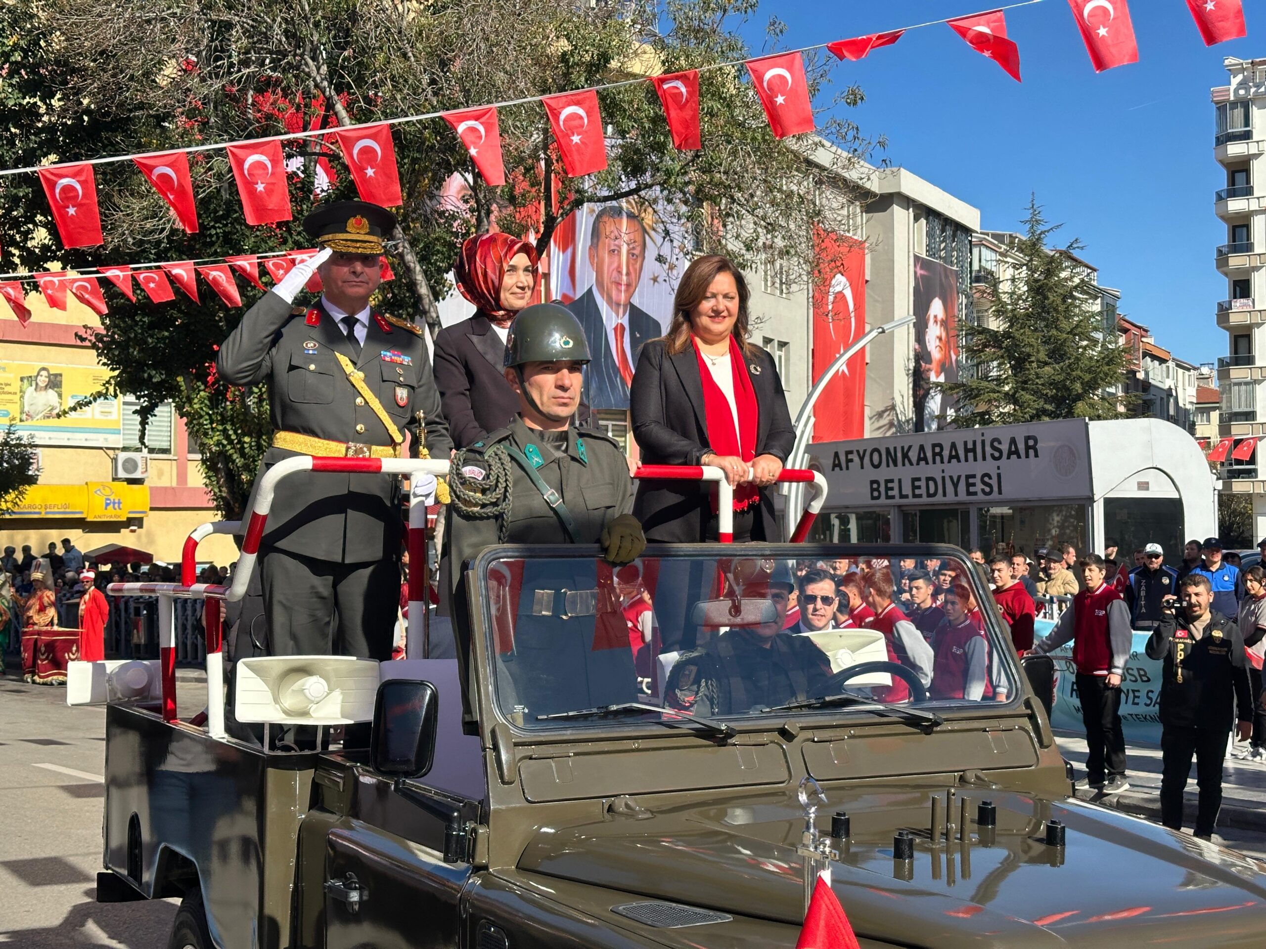 Cumhuriyet’in 102. kuruluş yıl dönümü dolayısıyla Afyonkarahisar Cumhuriyet Meydanı’nda düzenlenen