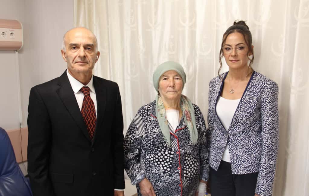Afyonkarahisar Devlet Hastanesi’nde gerçekleştirilen başarılı bir operasyonla, 81 yaşındaki kadın