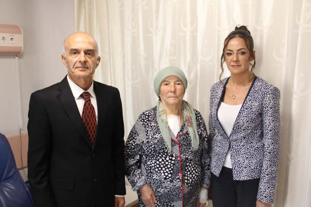 Afyonkarahisar Devlet Hastanesi’nde gerçekleştirilen başarılı bir operasyonla, 81 yaşındaki kadın
