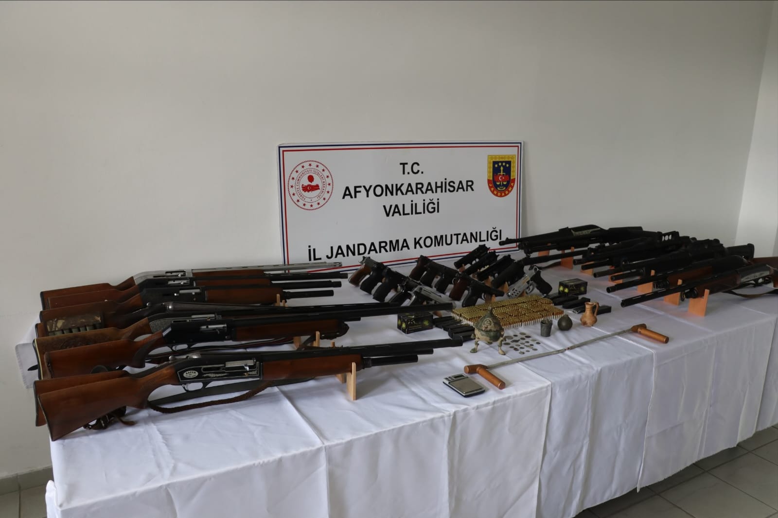 Afyonkarahisar’da jandarmadan düğünlerde silah atanlara yönelik operasyon: Çok sayıda ruhsatsız