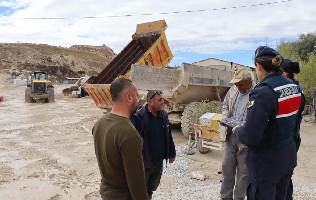 Afyonkarahisar İl Jandarma Komutanlığı ekipleri, toplum destekli güvenlik faaliyetleri kapsamında