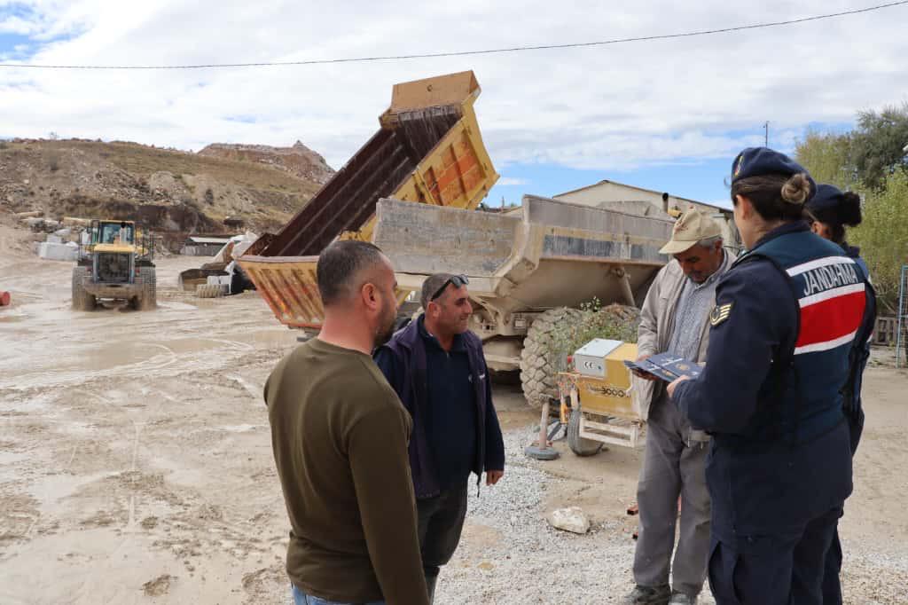 Afyonkarahisar İl Jandarma Komutanlığı ekipleri, toplum destekli güvenlik faaliyetleri kapsamında