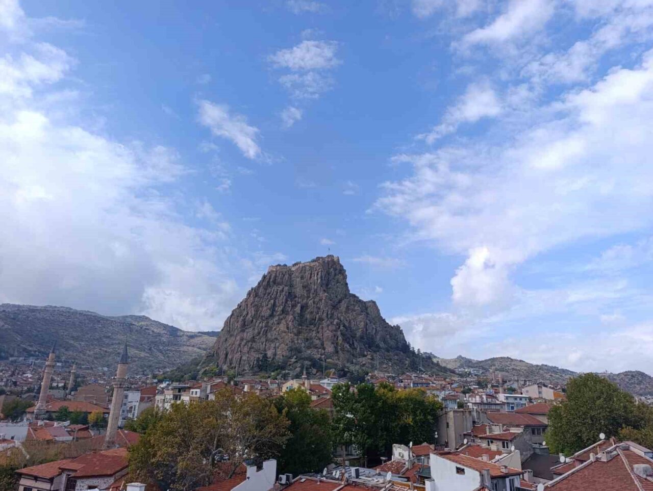 Yapılan meteorolojik değerlendirmelere göre, Afyonkarahisar’da hafta boyunca yağışlı havanın etkili