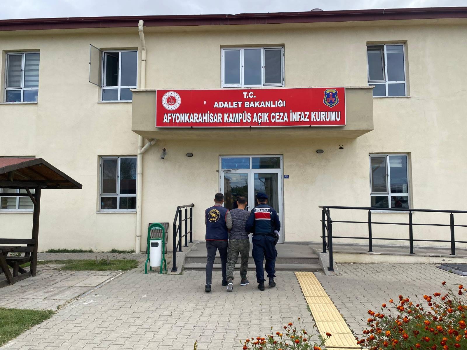 Afyonkarahisar İl Jandarma Komutanlığı ekipleri, aranan şahısların yakalanmasına yönelik yürüttükleri