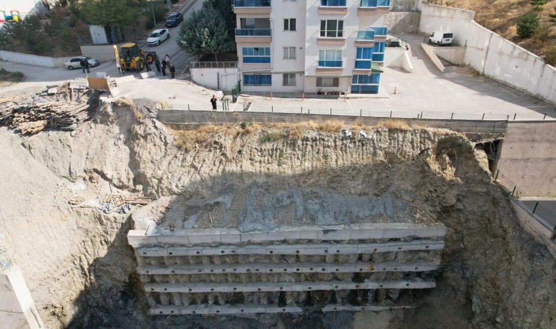 
Mamak'ta inşaat nedeniyle zemin kayması yaşandı; 17 katlı apartmanda çatlaklar