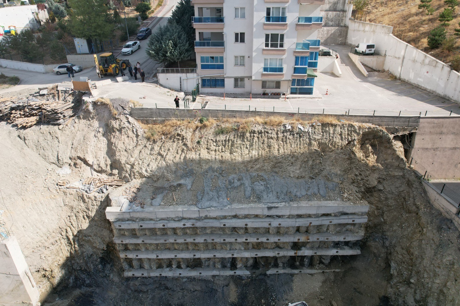 
Mamak'ta inşaat nedeniyle zemin kayması yaşandı; 17 katlı apartmanda çatlaklar
